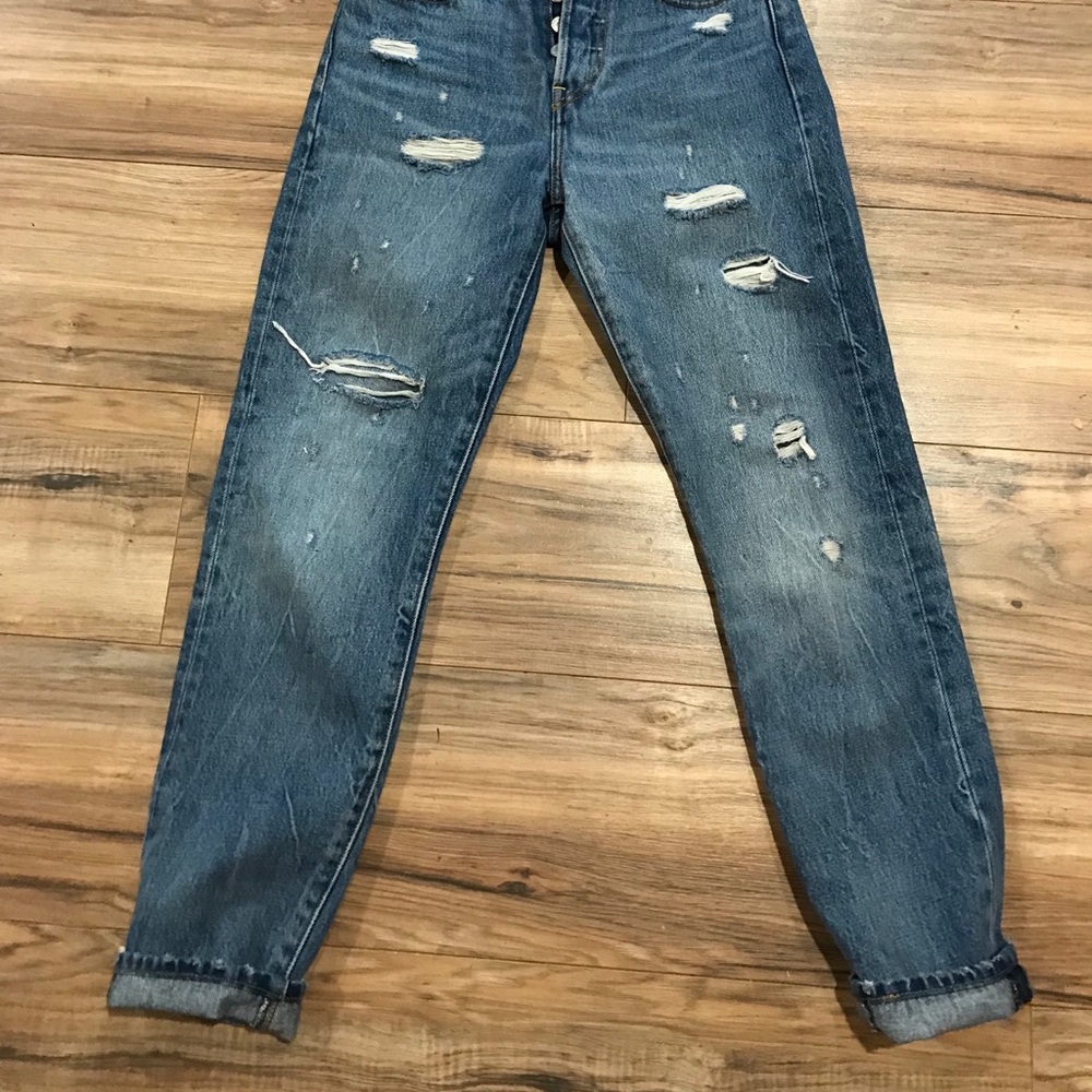 Levi woman crop distressed jeans